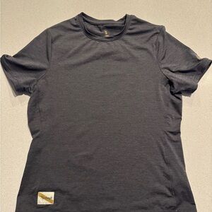 Tracksmith sessions T size S NWOT